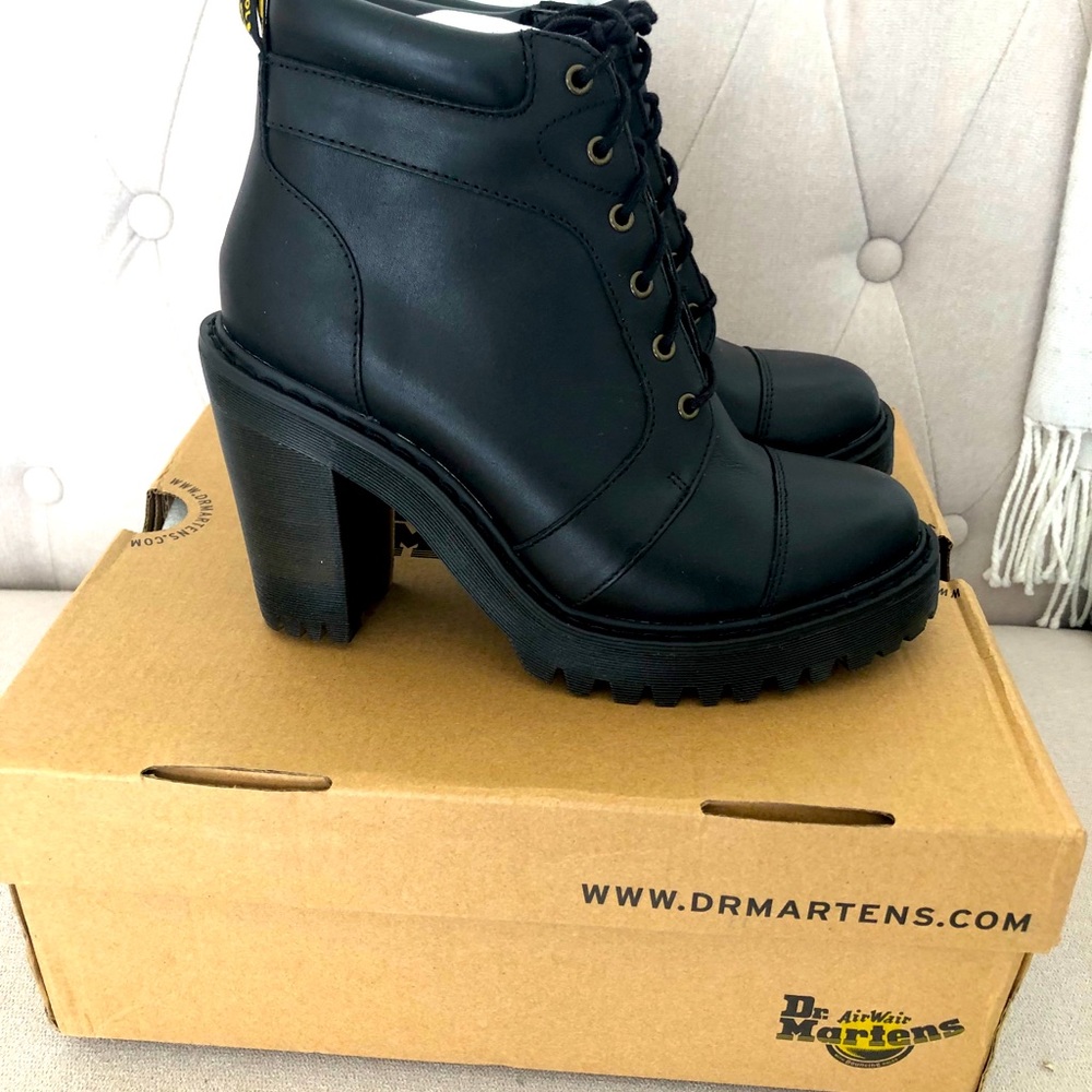 Dr. Martens Women’s Size 6 Averil Boots - Black